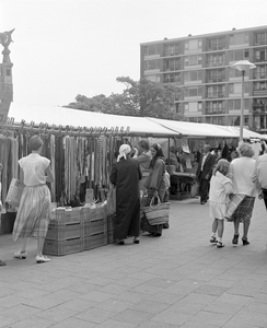 885041 Afbeelding van de weekmarkt met veel bezoekers, op het Smaragdplein te Utrecht.